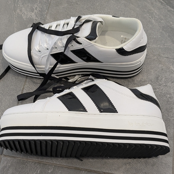 Byblos Shoes - Y2K Chunky Platform Striped Sneakers White & Black Patent - Size 41 NWOT